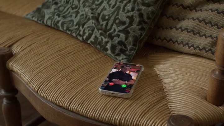 Emily_in_Paris_S02E08_WEBRip_x264-ION10_1742.jpg