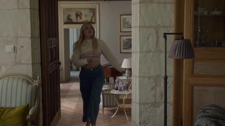 Emily_in_Paris_S02E08_WEBRip_x264-ION10_1749.jpg