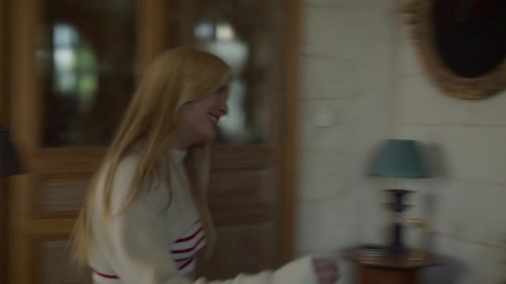 Emily_in_Paris_S02E08_WEBRip_x264-ION10_1753.jpg