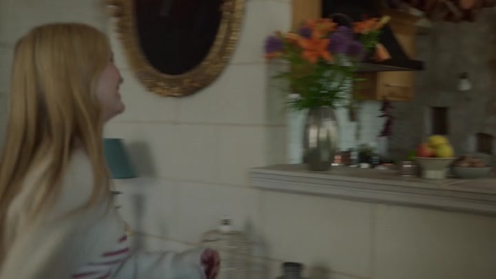 Emily_in_Paris_S02E08_WEBRip_x264-ION10_1754.jpg