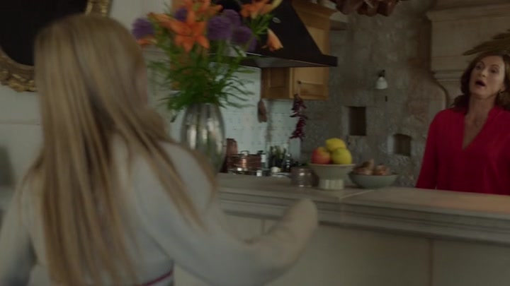 Emily_in_Paris_S02E08_WEBRip_x264-ION10_1755.jpg