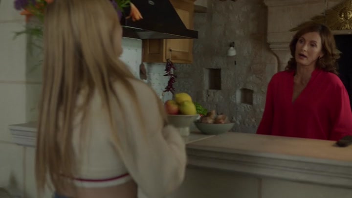 Emily_in_Paris_S02E08_WEBRip_x264-ION10_1756.jpg