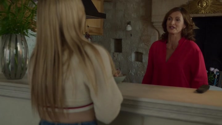 Emily_in_Paris_S02E08_WEBRip_x264-ION10_1757.jpg