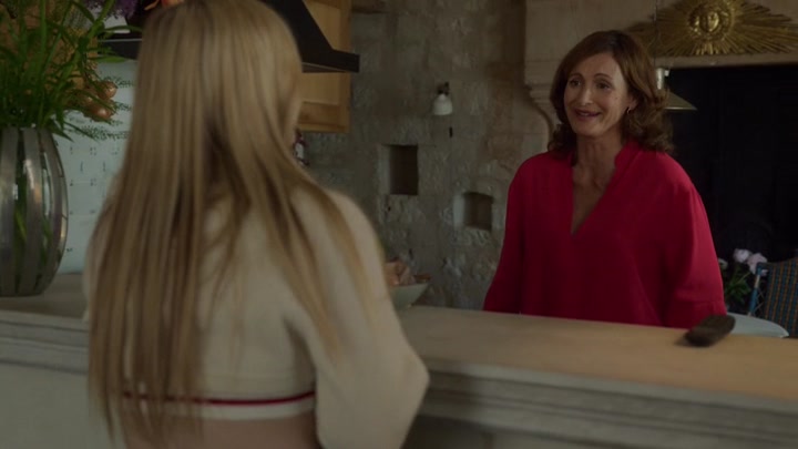 Emily_in_Paris_S02E08_WEBRip_x264-ION10_1758.jpg