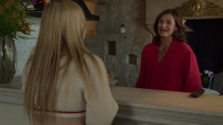Emily_in_Paris_S02E08_WEBRip_x264-ION10_1759.jpg