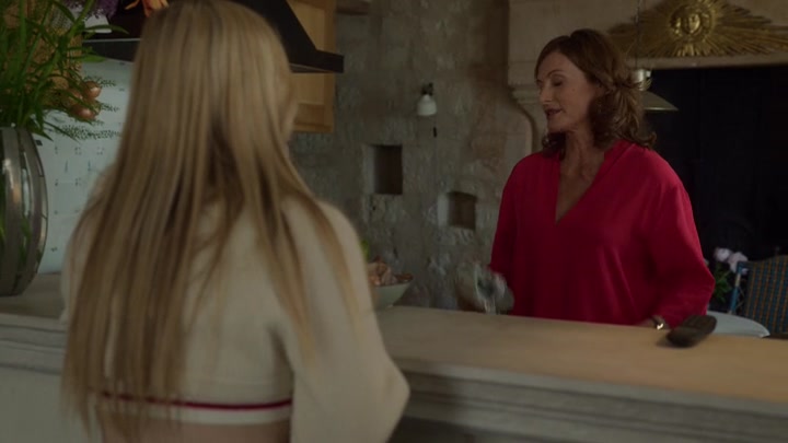 Emily_in_Paris_S02E08_WEBRip_x264-ION10_1761.jpg