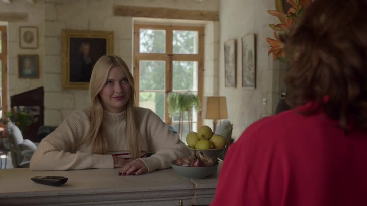 Emily_in_Paris_S02E08_WEBRip_x264-ION10_1765.jpg