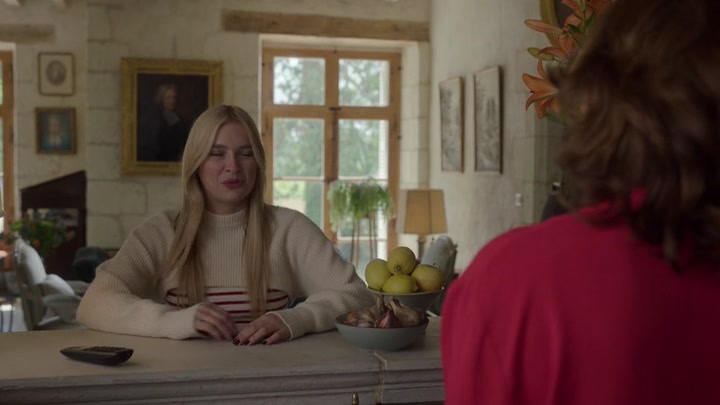 Emily_in_Paris_S02E08_WEBRip_x264-ION10_1766.jpg
