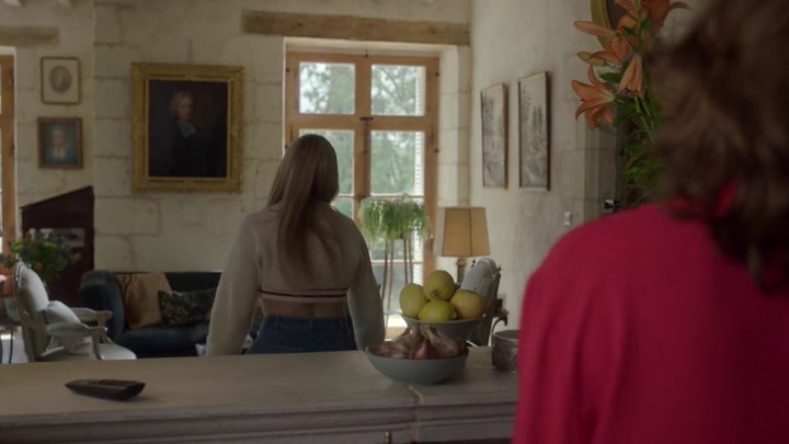 Emily_in_Paris_S02E08_WEBRip_x264-ION10_1770.jpg