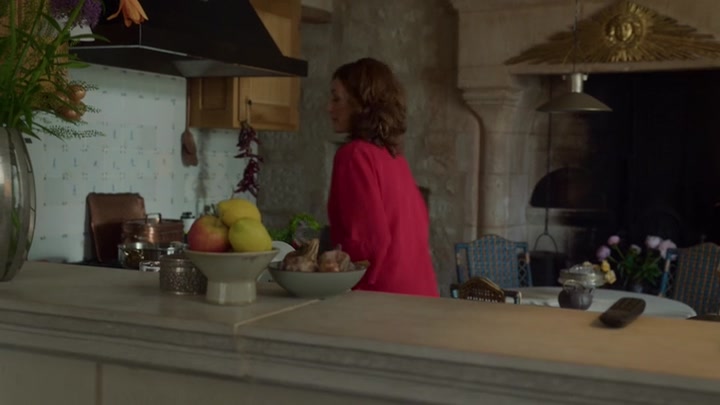 Emily_in_Paris_S02E08_WEBRip_x264-ION10_1771.jpg