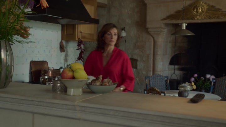 Emily_in_Paris_S02E08_WEBRip_x264-ION10_1773.jpg