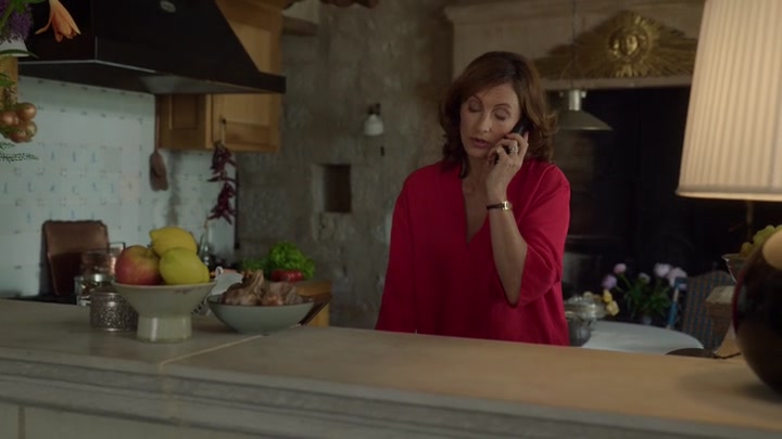 Emily_in_Paris_S02E08_WEBRip_x264-ION10_1779.jpg