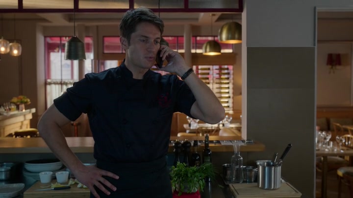 Emily_in_Paris_S02E08_WEBRip_x264-ION10_1783.jpg