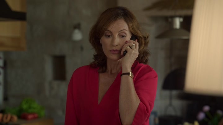 Emily_in_Paris_S02E08_WEBRip_x264-ION10_1786.jpg