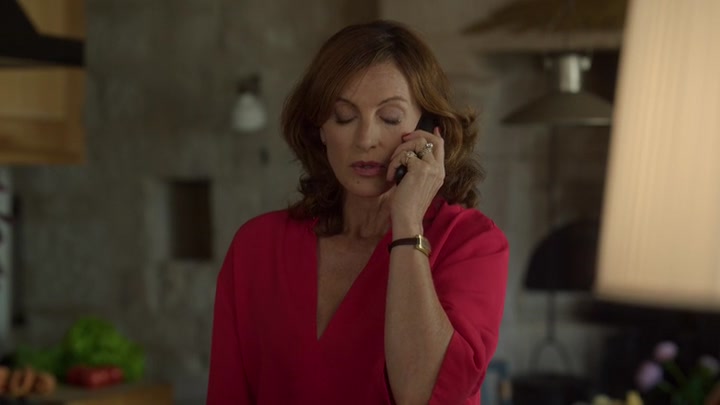 Emily_in_Paris_S02E08_WEBRip_x264-ION10_1787.jpg