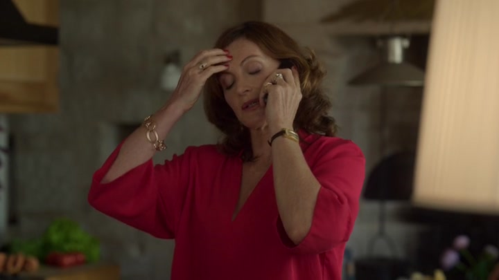 Emily_in_Paris_S02E08_WEBRip_x264-ION10_1791.jpg
