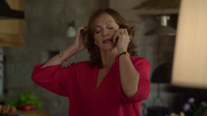 Emily_in_Paris_S02E08_WEBRip_x264-ION10_1792.jpg