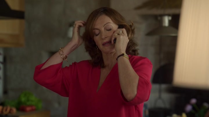Emily_in_Paris_S02E08_WEBRip_x264-ION10_1793.jpg