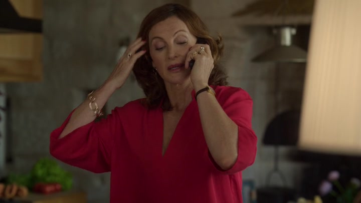 Emily_in_Paris_S02E08_WEBRip_x264-ION10_1794.jpg