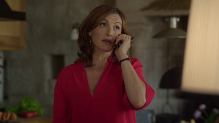 Emily_in_Paris_S02E08_WEBRip_x264-ION10_1795.jpg