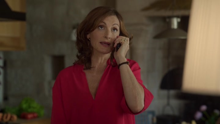 Emily_in_Paris_S02E08_WEBRip_x264-ION10_1796.jpg