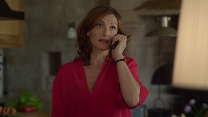 Emily_in_Paris_S02E08_WEBRip_x264-ION10_1797.jpg