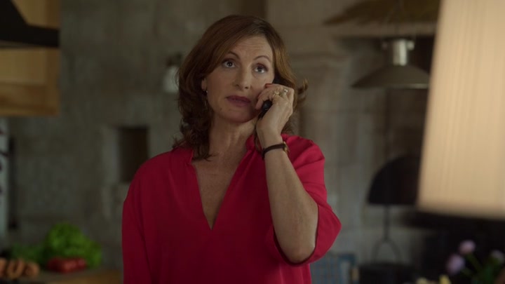 Emily_in_Paris_S02E08_WEBRip_x264-ION10_1798.jpg