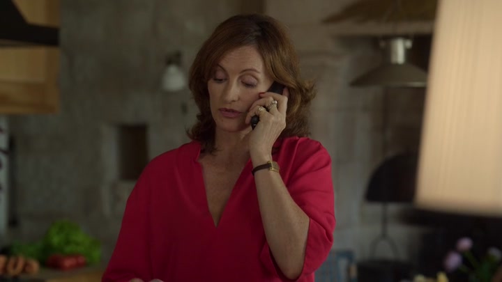 Emily_in_Paris_S02E08_WEBRip_x264-ION10_1800.jpg