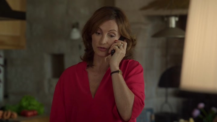 Emily_in_Paris_S02E08_WEBRip_x264-ION10_1801.jpg