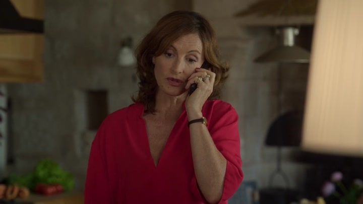 Emily_in_Paris_S02E08_WEBRip_x264-ION10_1802.jpg
