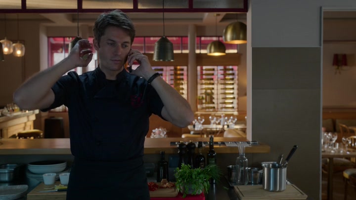 Emily_in_Paris_S02E08_WEBRip_x264-ION10_1803.jpg