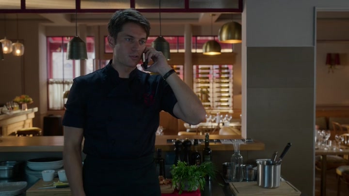 Emily_in_Paris_S02E08_WEBRip_x264-ION10_1804.jpg