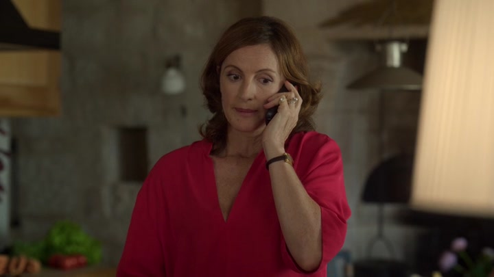 Emily_in_Paris_S02E08_WEBRip_x264-ION10_1806.jpg