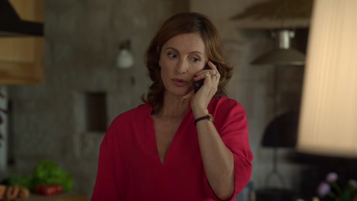 Emily_in_Paris_S02E08_WEBRip_x264-ION10_1807.jpg