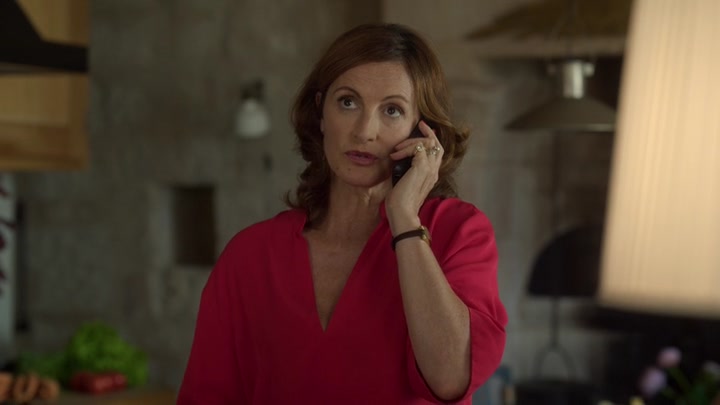 Emily_in_Paris_S02E08_WEBRip_x264-ION10_1813.jpg