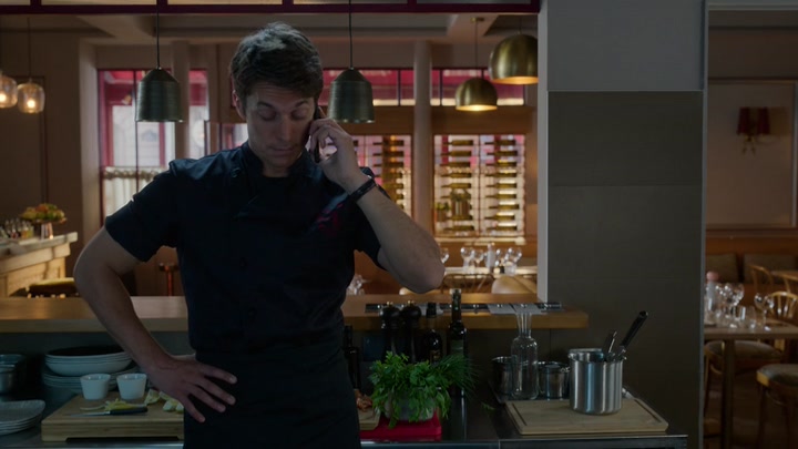 Emily_in_Paris_S02E08_WEBRip_x264-ION10_1816.jpg
