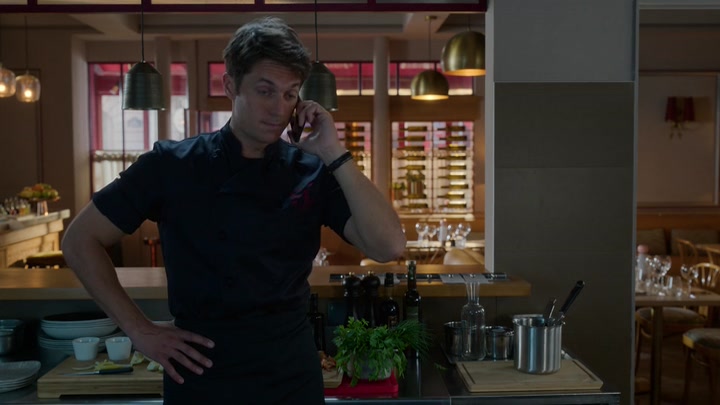 Emily_in_Paris_S02E08_WEBRip_x264-ION10_1817.jpg