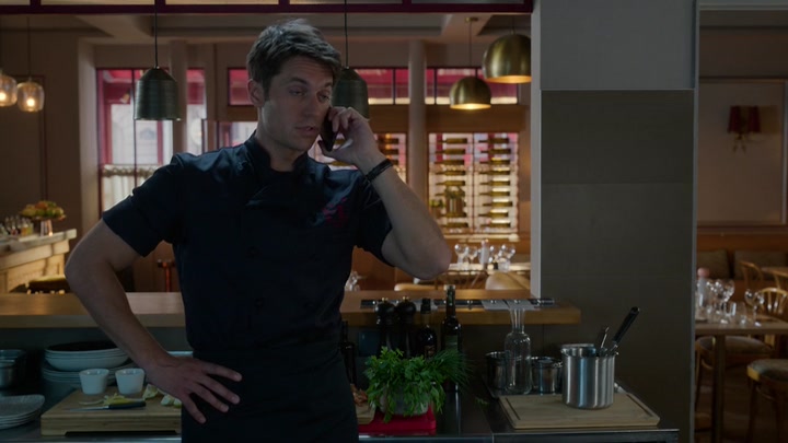 Emily_in_Paris_S02E08_WEBRip_x264-ION10_1818.jpg