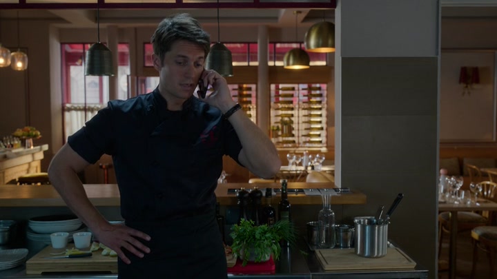 Emily_in_Paris_S02E08_WEBRip_x264-ION10_1819.jpg