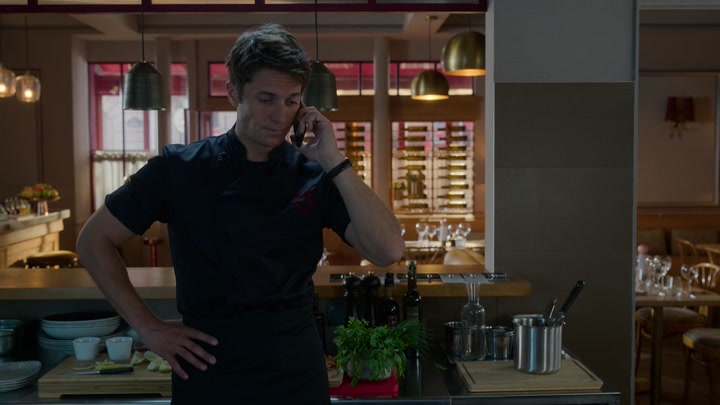 Emily_in_Paris_S02E08_WEBRip_x264-ION10_1821.jpg