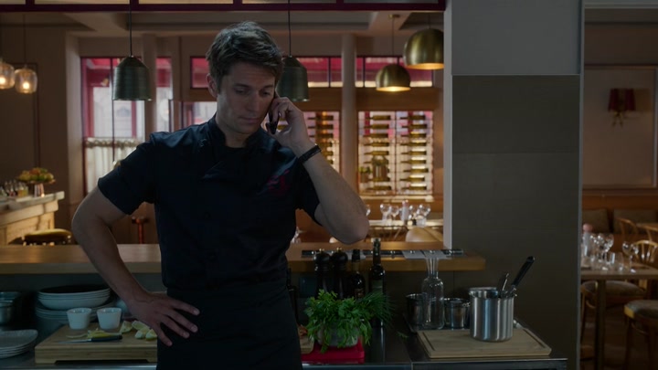 Emily_in_Paris_S02E08_WEBRip_x264-ION10_1822.jpg