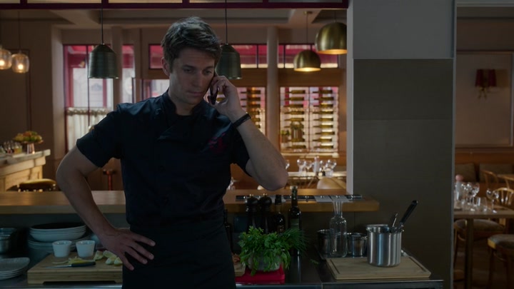 Emily_in_Paris_S02E08_WEBRip_x264-ION10_1823.jpg