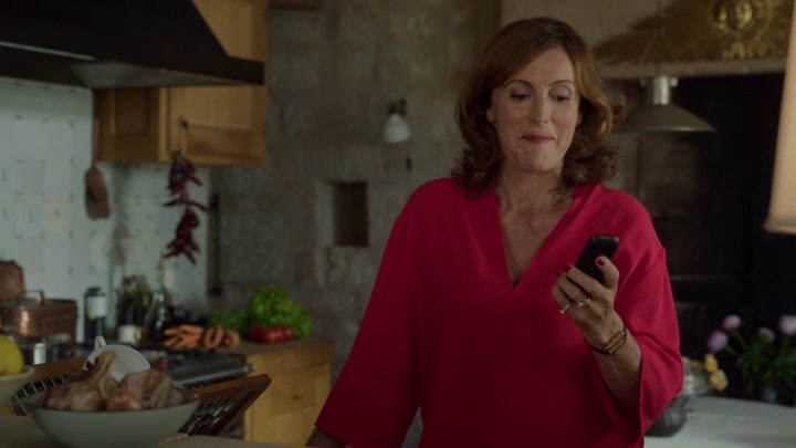 Emily_in_Paris_S02E08_WEBRip_x264-ION10_1824.jpg