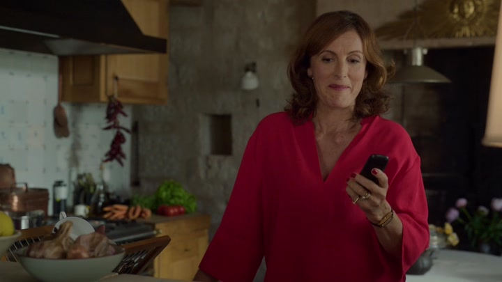 Emily_in_Paris_S02E08_WEBRip_x264-ION10_1825.jpg