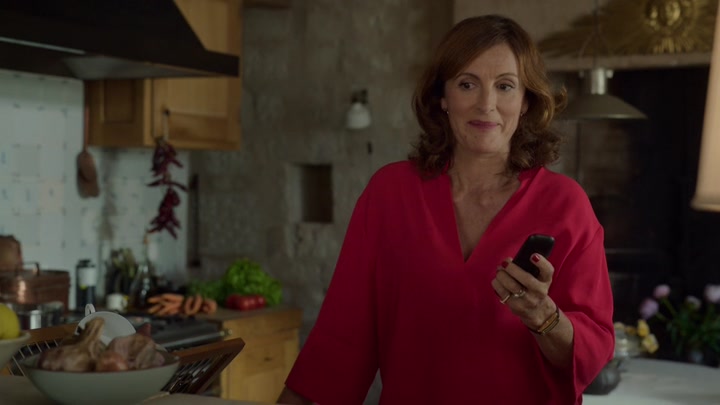 Emily_in_Paris_S02E08_WEBRip_x264-ION10_1826.jpg
