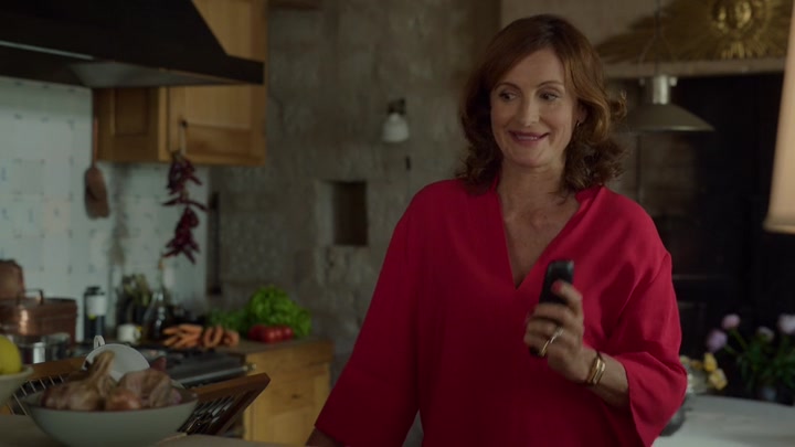 Emily_in_Paris_S02E08_WEBRip_x264-ION10_1828.jpg