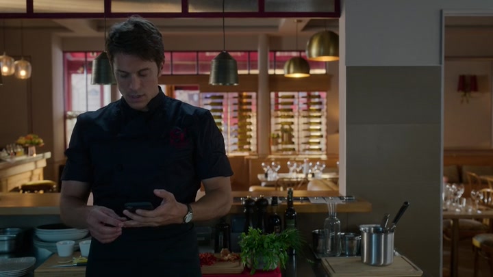 Emily_in_Paris_S02E08_WEBRip_x264-ION10_1830.jpg