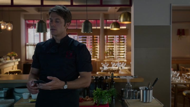Emily_in_Paris_S02E08_WEBRip_x264-ION10_1831.jpg