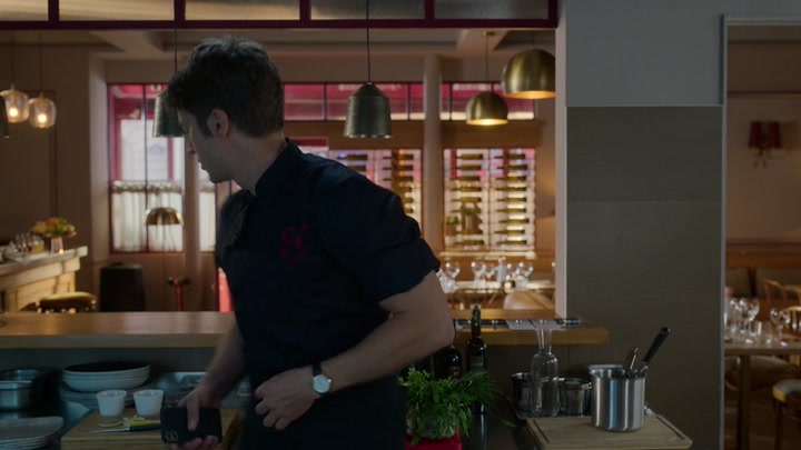 Emily_in_Paris_S02E08_WEBRip_x264-ION10_1832.jpg