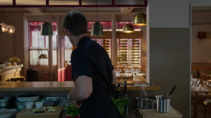 Emily_in_Paris_S02E08_WEBRip_x264-ION10_1833.jpg